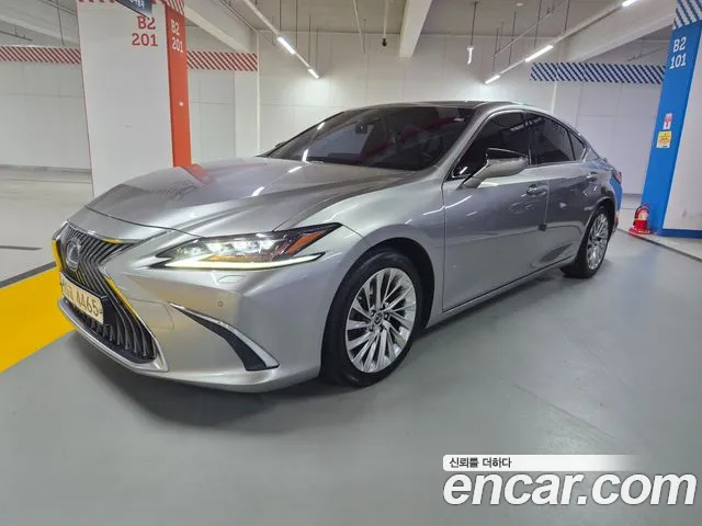 Lexus ES 2019 — фото 1