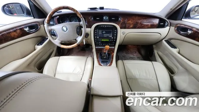 Jaguar XJ — интерьер