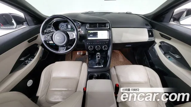 Jaguar E-Pace — интерьер