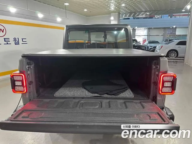 Jeep Gladiator — интерьер
