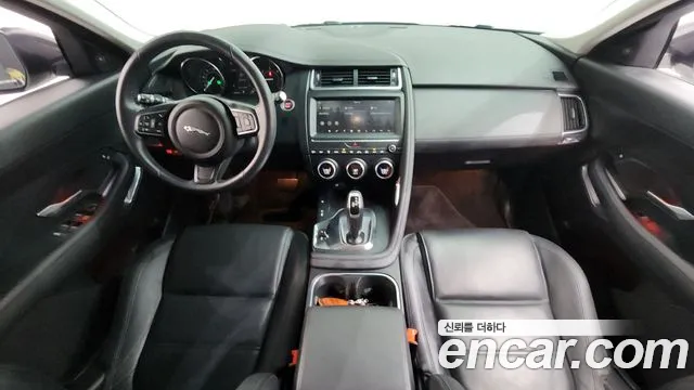 Jaguar E-Pace — интерьер