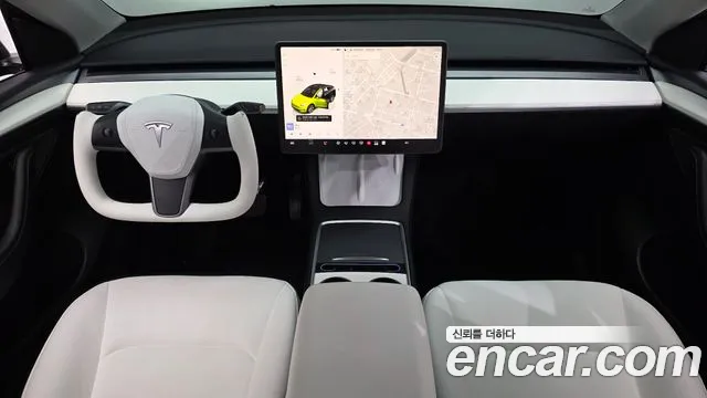 Tesla Model Y — интерьер