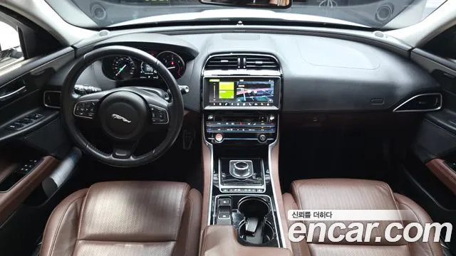 Jaguar XE — интерьер