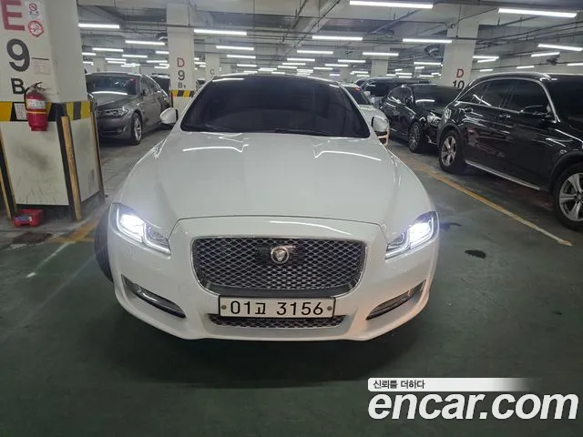 Jaguar XJ