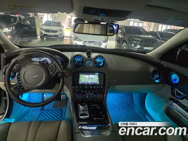 Jaguar XJ — интерьер