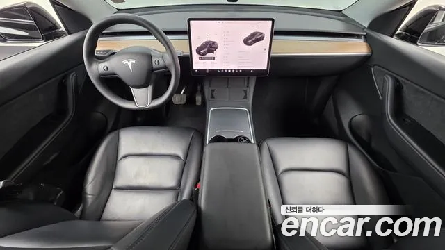 Tesla Model Y — интерьер