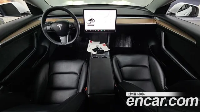 Tesla Model 3 — интерьер