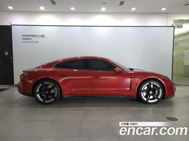 Porsche Taycan — интерьер