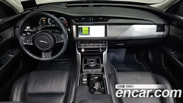 Jaguar XF — интерьер