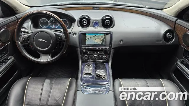 Jaguar XJ — интерьер