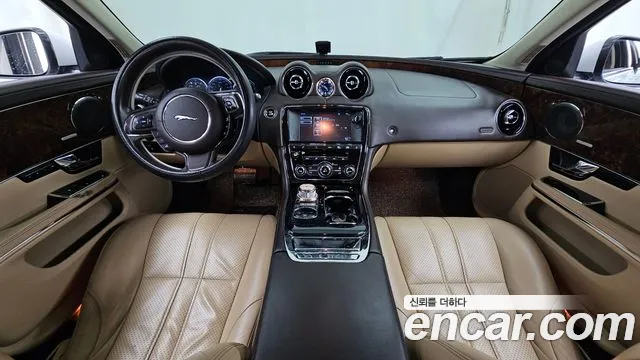 Jaguar XJ — интерьер