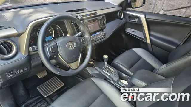 Toyota RAV4 — интерьер
