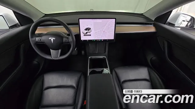 Tesla Model Y — интерьер