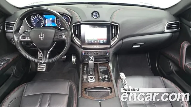Maserati Ghibli — интерьер