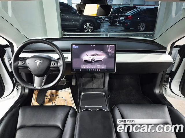 Tesla Model 3 — интерьер