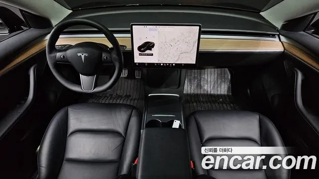 Tesla Model 3 — интерьер