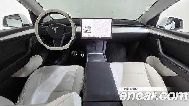 Tesla Model Y — интерьер