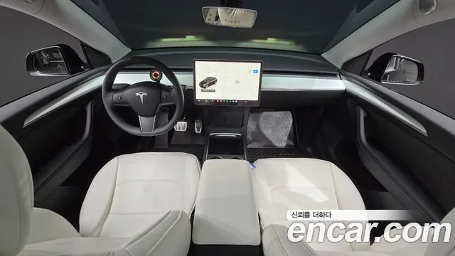 Tesla Model Y — интерьер