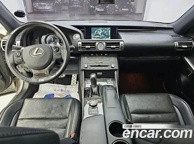 Lexus IS — интерьер