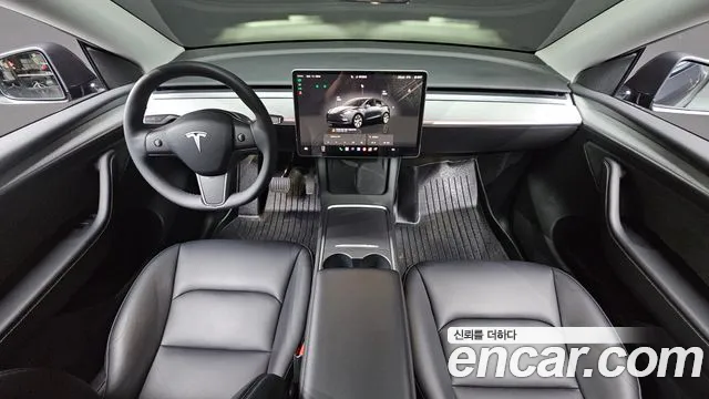 Tesla Model Y — интерьер
