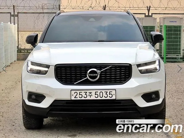 Volvo XC40 — экстерьер