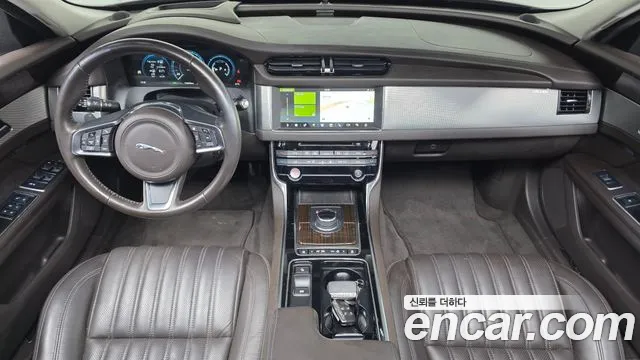 Jaguar XF — интерьер