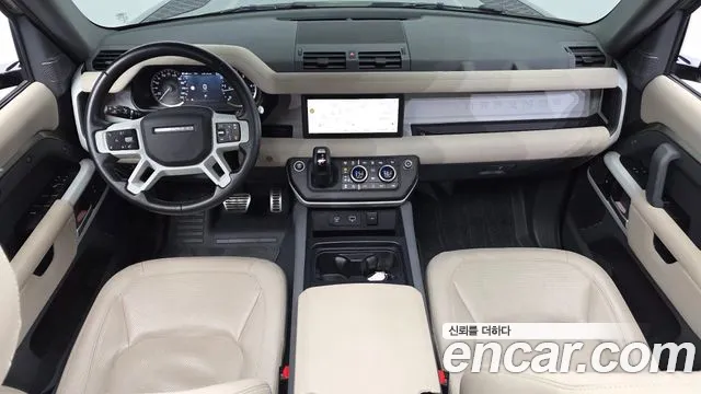 Land Rover Defender — интерьер