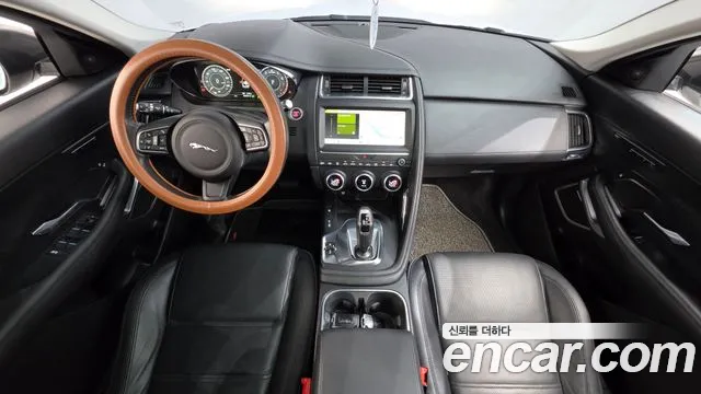Jaguar E-Pace — интерьер