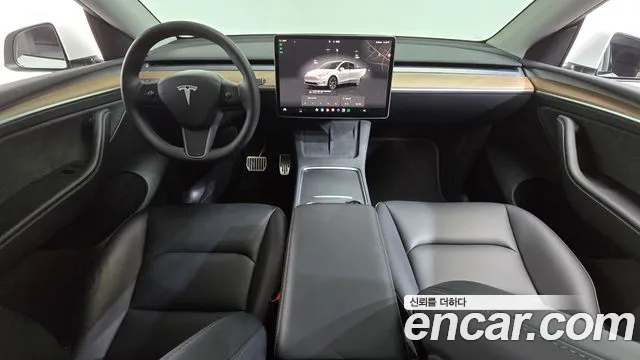 Tesla Model Y — интерьер