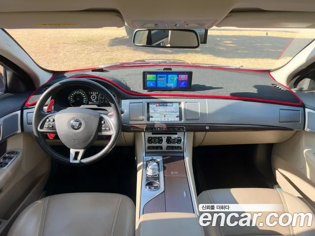 Jaguar XF — интерьер