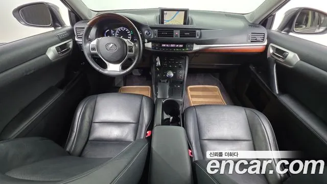 Lexus CT200h — интерьер