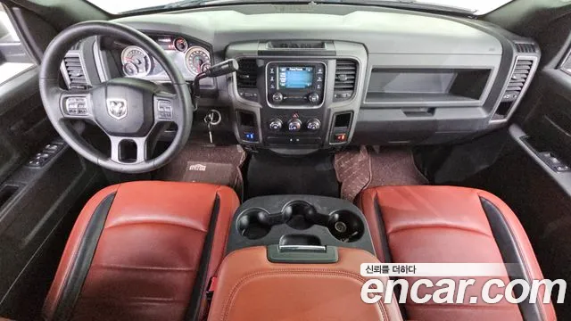 Dodge Ram Pickup — интерьер