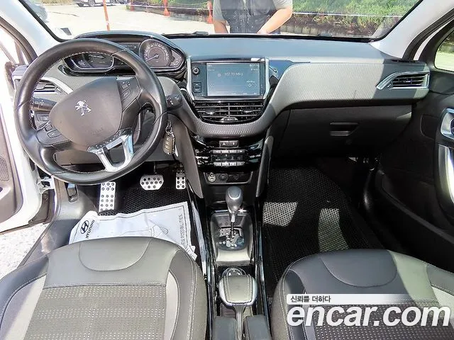 Peugeot 2008 — интерьер