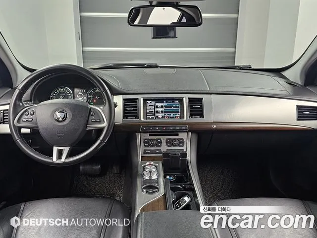 Jaguar XF — интерьер