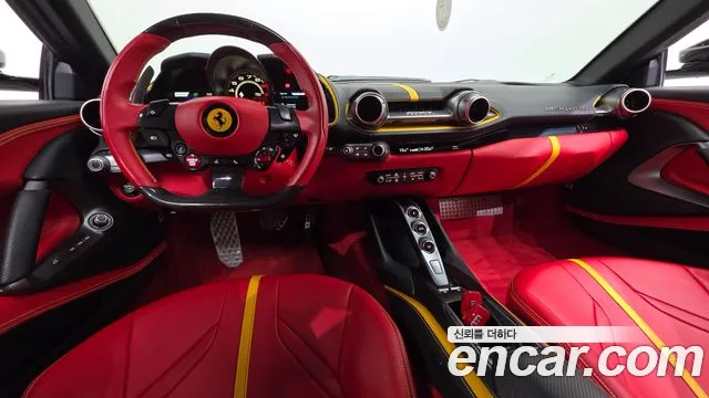 Ferrari 812 — интерьер
