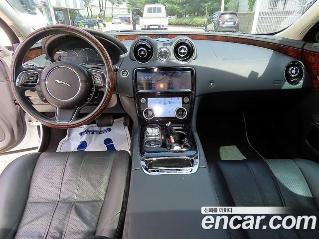 Jaguar XJ — интерьер