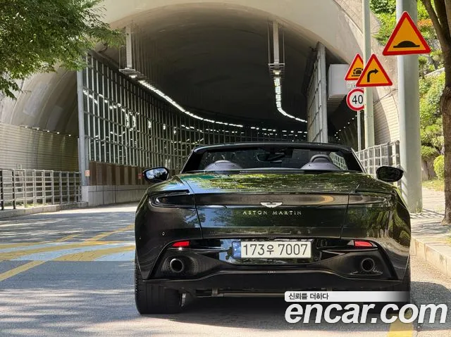 Aston Martin DB11 — интерьер