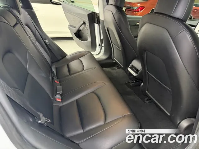 Tesla Model 3 — интерьер