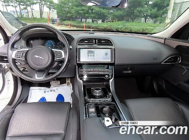 Jaguar XE — интерьер