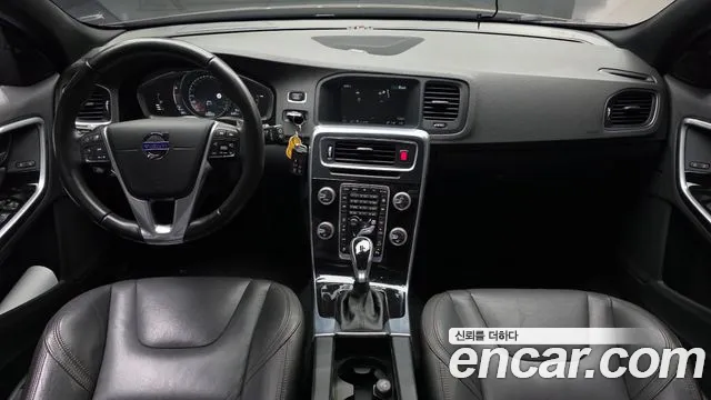 Volvo V60 — интерьер
