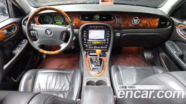 Jaguar XJ — интерьер