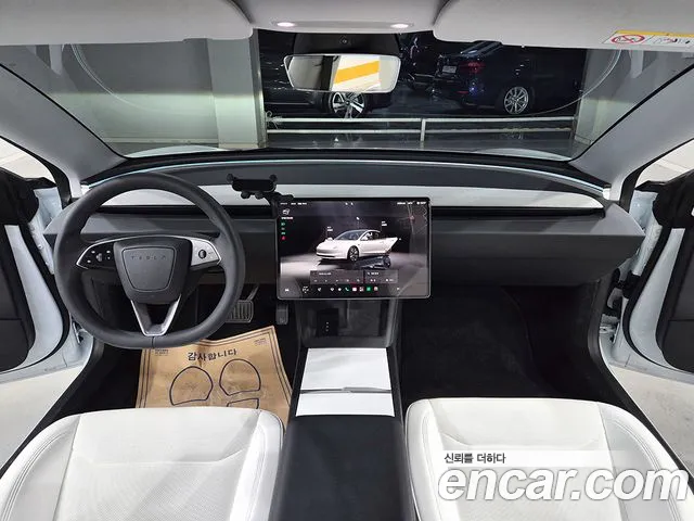 Tesla Model 3 — интерьер