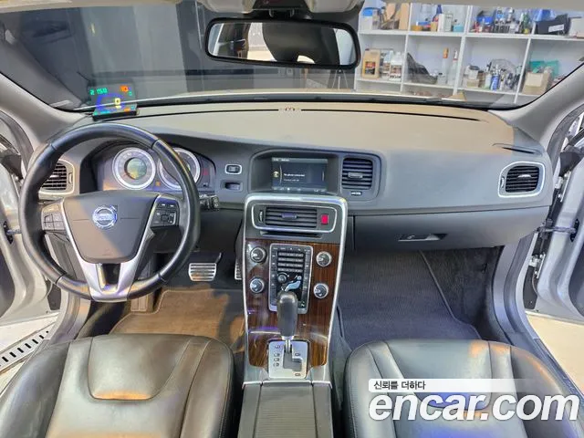 Volvo V60 — интерьер