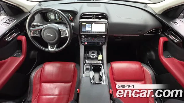 Jaguar F-Pace — интерьер