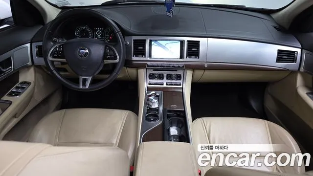 Jaguar XF — интерьер