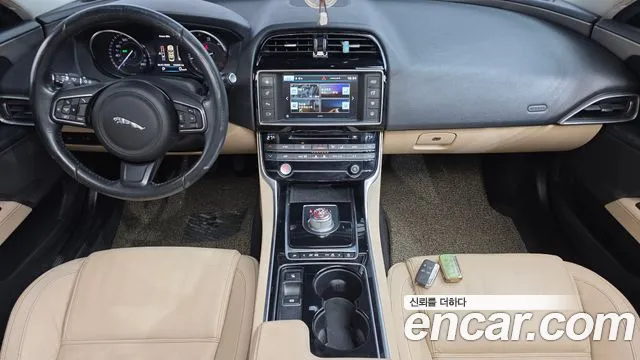 Jaguar XE — интерьер