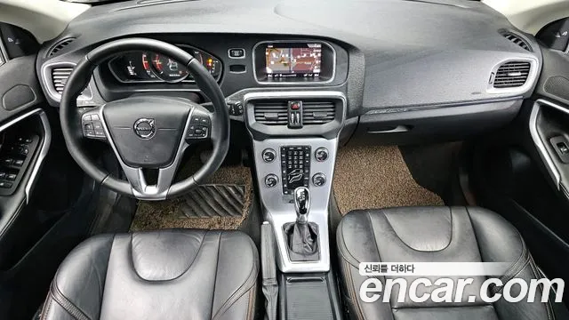 Volvo V40 — интерьер