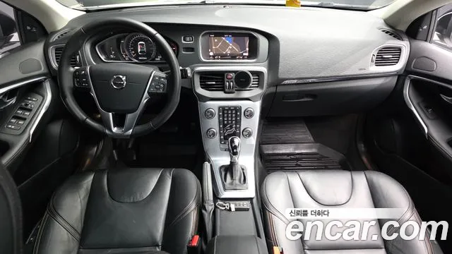 Volvo V40 — интерьер