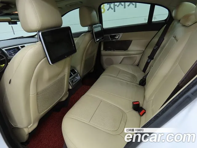 Jaguar XF — интерьер