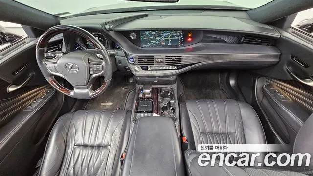Lexus LS — интерьер
